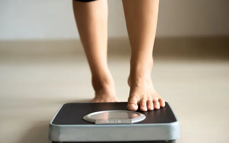 Section 1000x750_0000s_0015_female-leg-stepping-weigh-scales-healthy-lifestyle-food-sport-concept (Large)